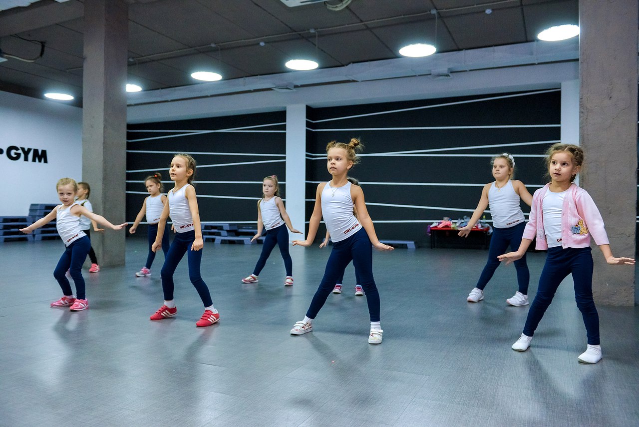 Детские движения современный танец. Аэробика для детей. Фитнес аэробика для детей. Занятия по танцам для детей. Ритмика для дошкольников.